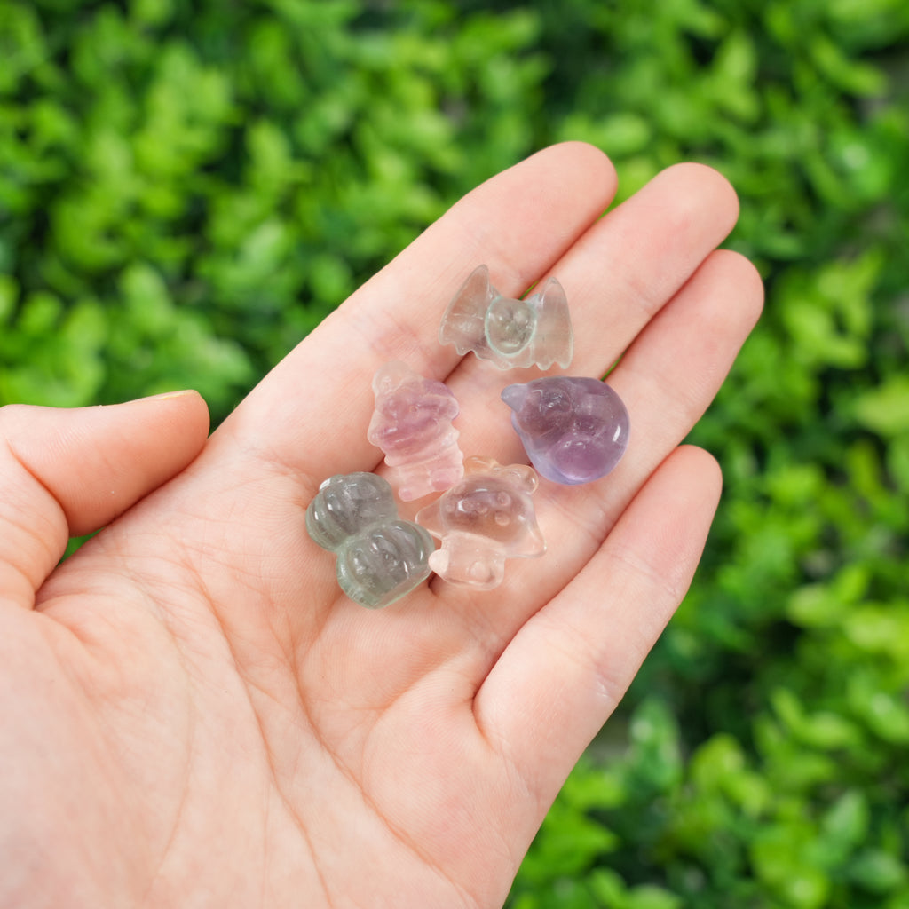 Mini Fluorite Carvings 1cm (0.39in), 9–10pcs Random Shapes per Bottle – Candy Fluorite Crystal Figurines (Cat, Rabbit, Turtle, Bow & More) for DIY Crafts, Decor & Gifts